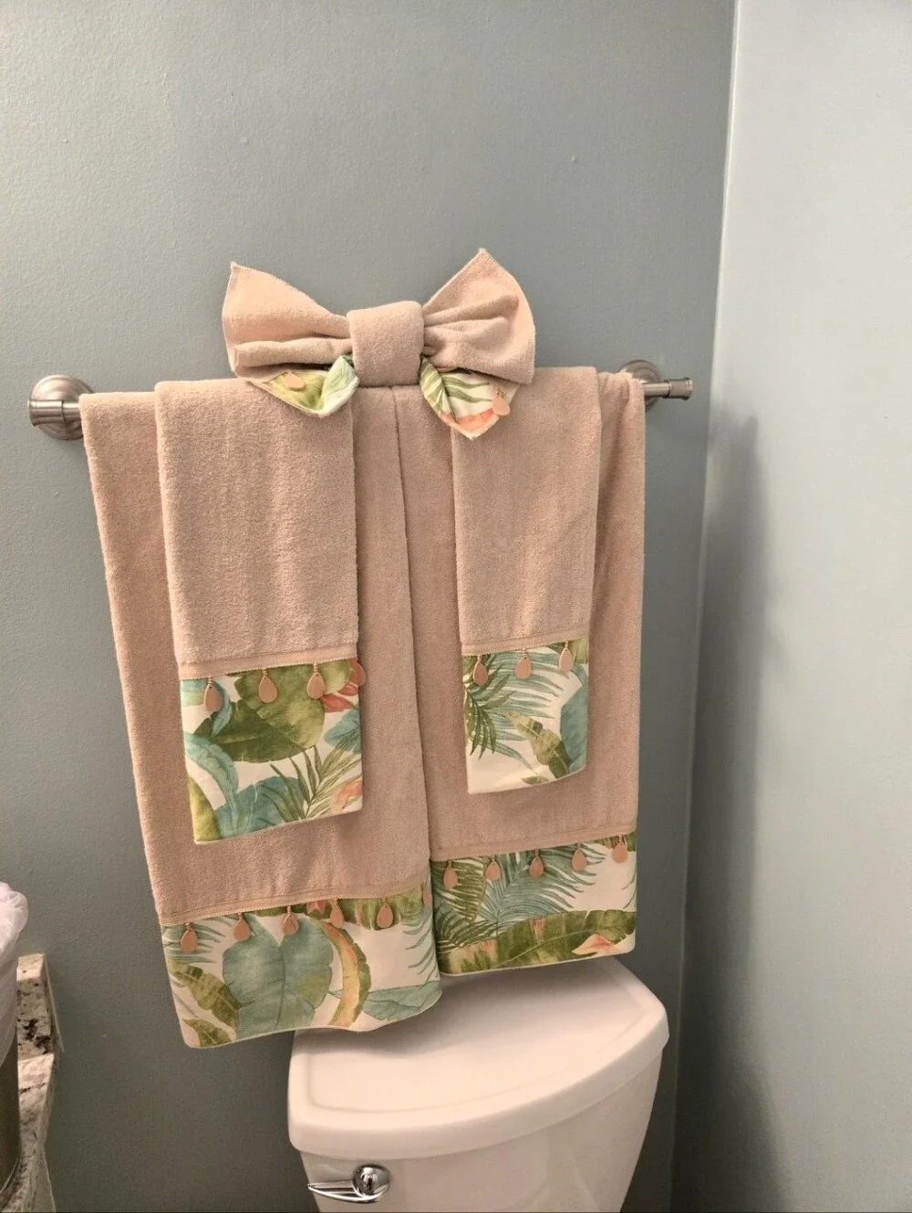 Avanti Linens Beige Tropical Print Decorative Bath Towel Set 6-pc Set.